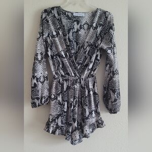 T.C. Elli's Sz Small Snake Print Long-Sleeve Romper